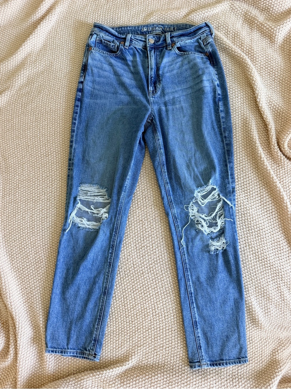 💙 American Eagle Strigid Mom Jeans — Size 8